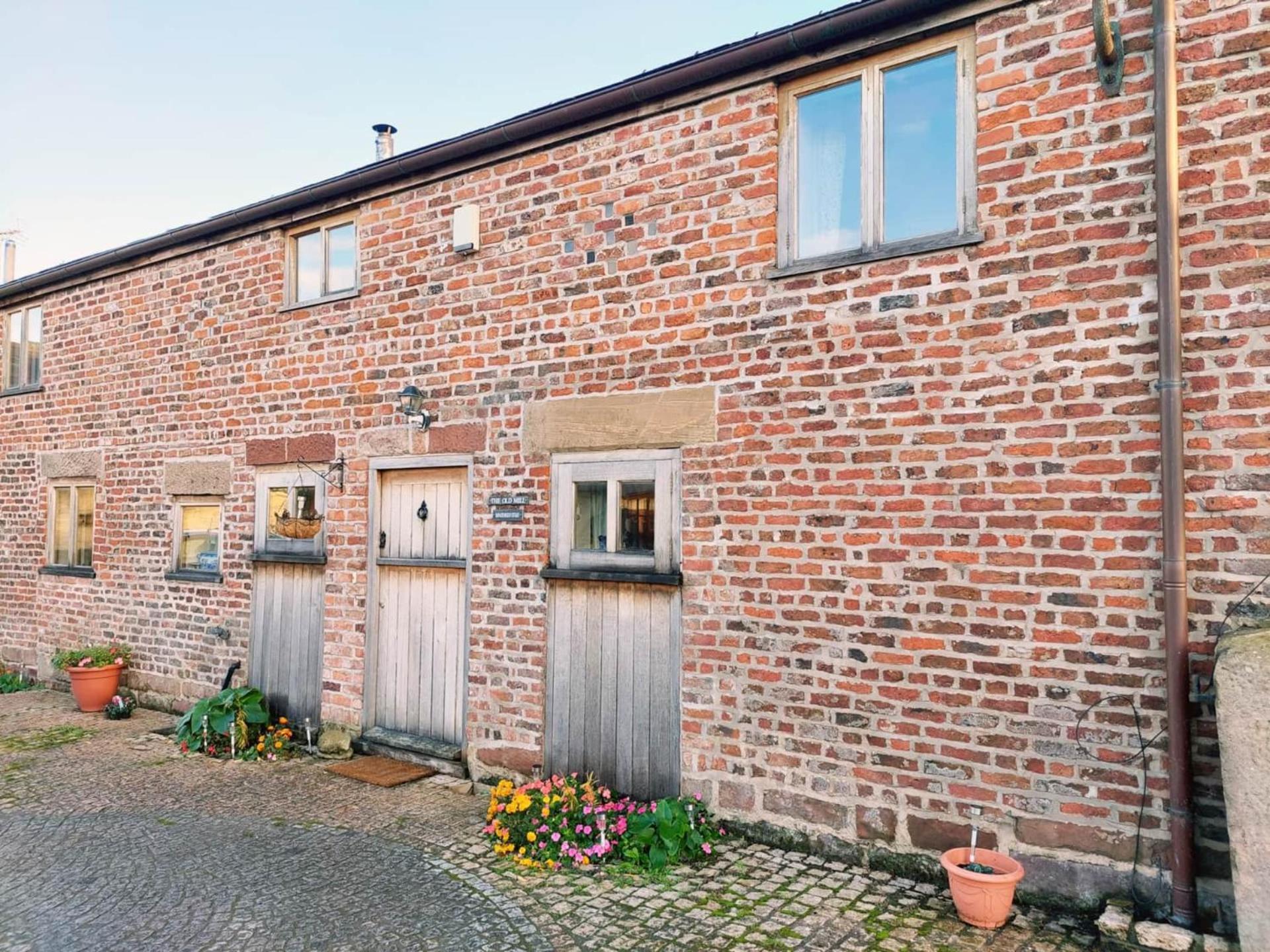 The Old Mill Barn With Hot Tub And Private Pool Villa Wirral Exterior photo